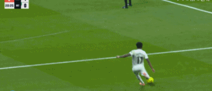 开云体育下载-7万人鼓掌！皇马21岁小将封神战：完美戴帽 佛爷亲自祝贺