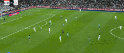 开云体育下载-7万人鼓掌！皇马21岁小将封神战：完美戴帽 佛爷亲自祝贺