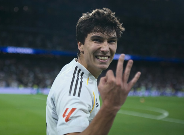 开云体育下载-7万人鼓掌！皇马21岁小将封神战：完美戴帽 佛爷亲自祝贺