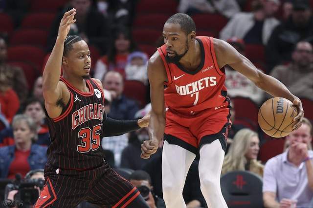 开云体育下载-拉锯战！火箭三分12中3陷被动：杜兰特12分7板，乌度卡场边生气