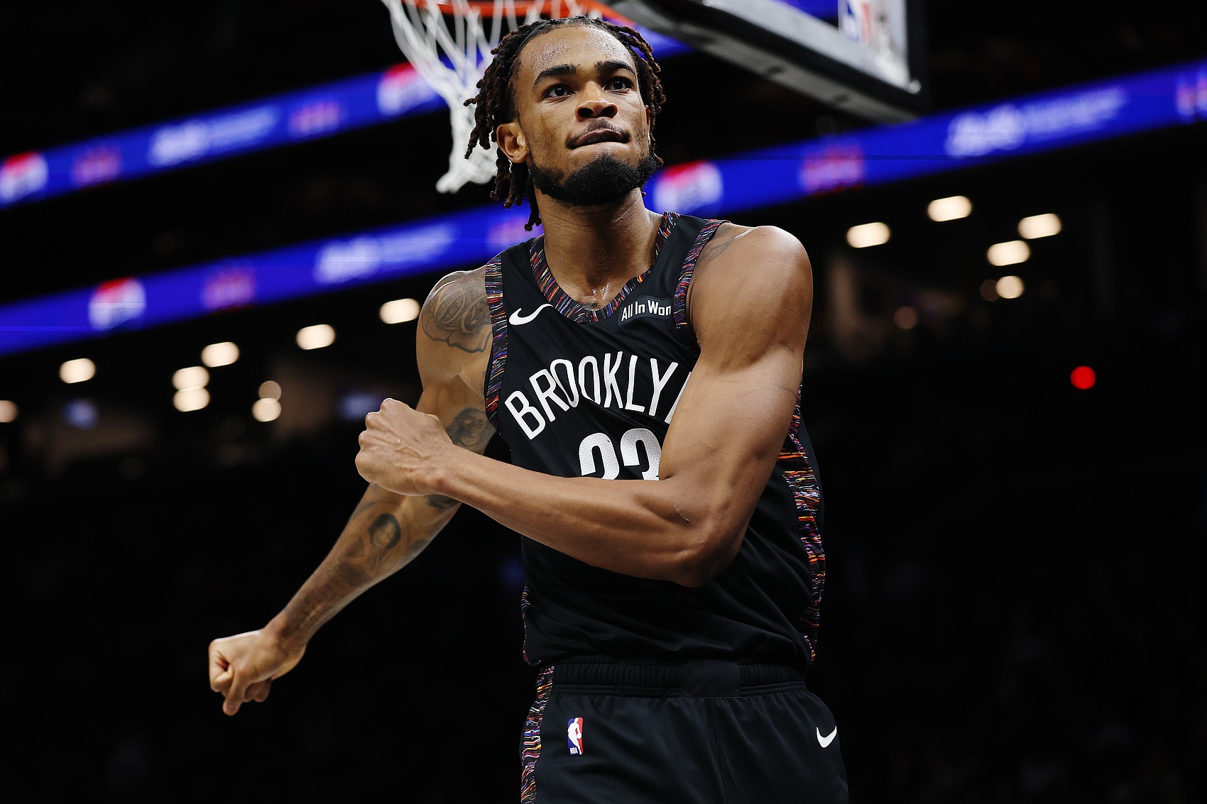 开云在线-克拉克斯顿场均13.1分7.5板4.0助1.4帽 篮板&amp;助攻在全队领跑