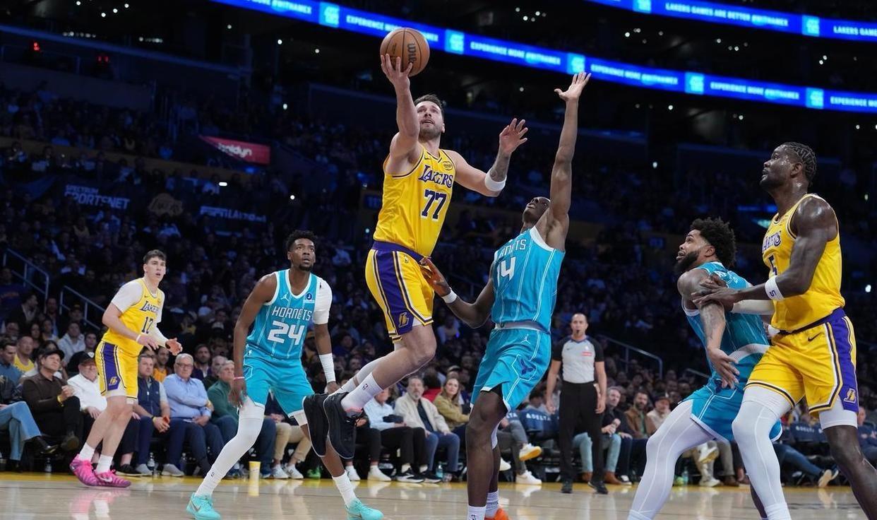 爆冷！湖人惨败东部鱼腩！詹姆斯创历史第一，东契奇空砍39分4助