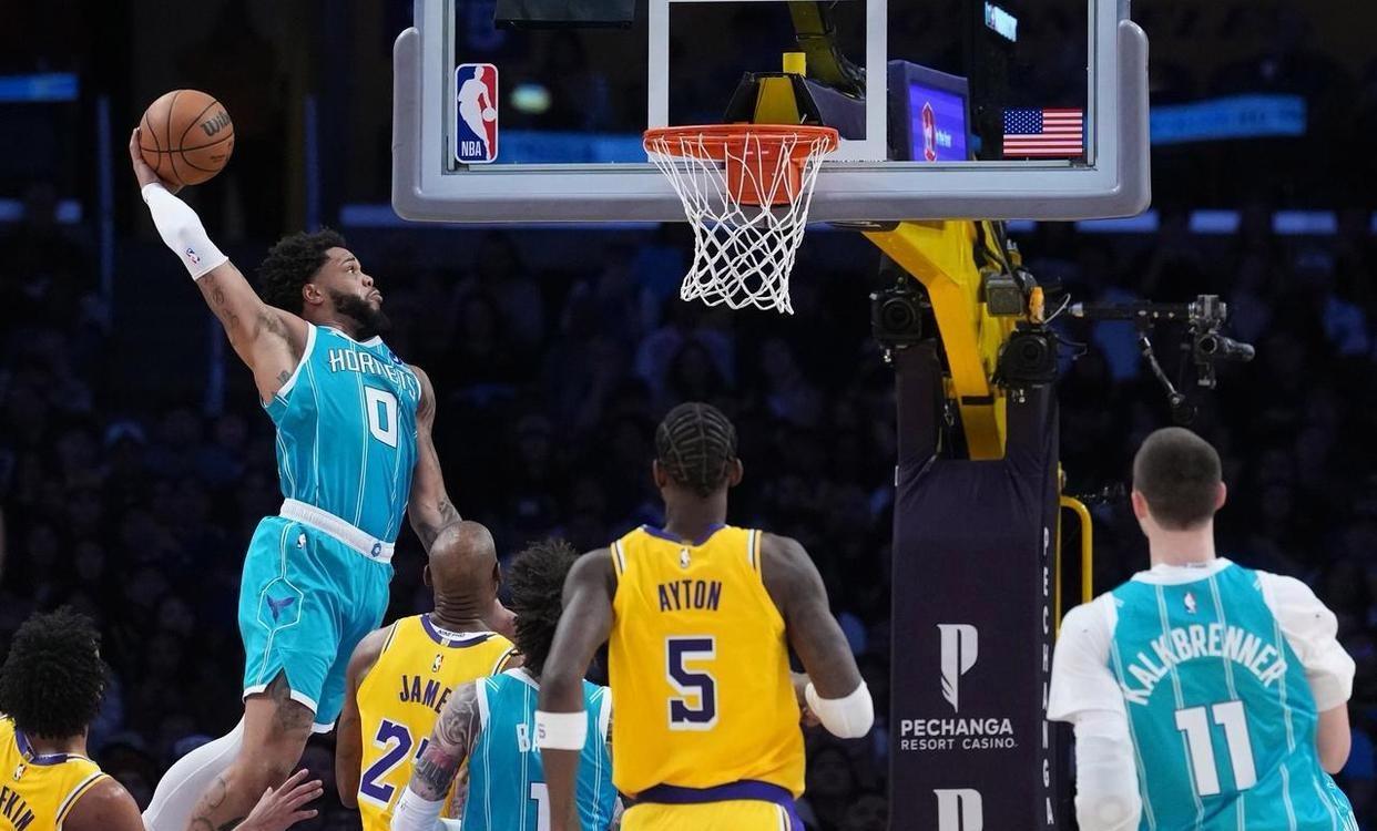 爆冷！湖人惨败东部鱼腩！詹姆斯创历史第一，东契奇空砍39分4助