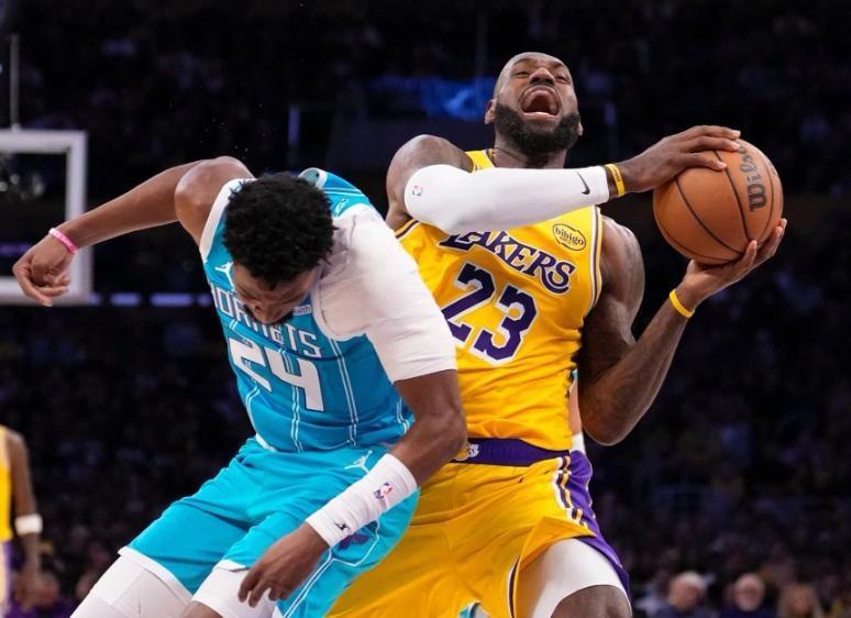 爆冷！湖人惨败东部鱼腩！詹姆斯创历史第一，东契奇空砍39分4助