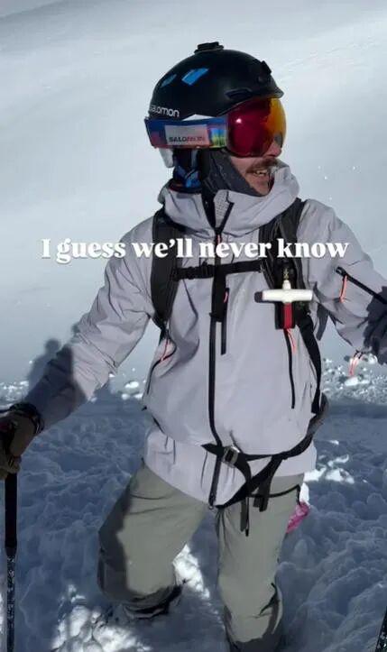 开云登录-老哥滑雪时发现雪里伸出一只脚！最终在活埋前把人挖出，惊险...