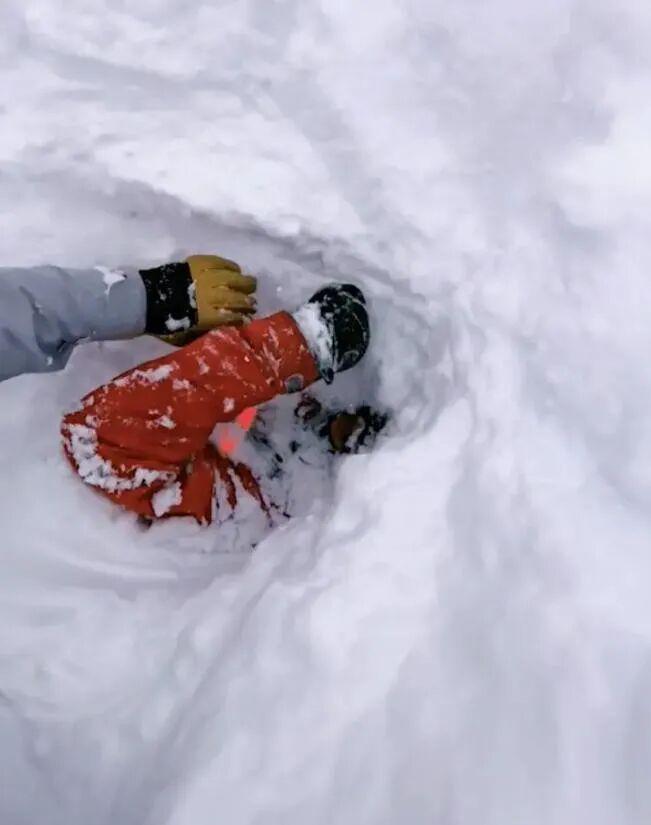 开云登录-老哥滑雪时发现雪里伸出一只脚！最终在活埋前把人挖出，惊险...