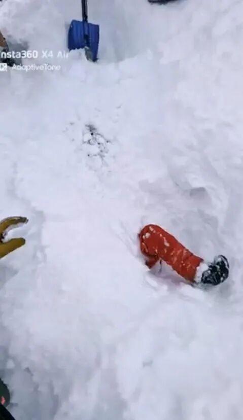 开云登录-老哥滑雪时发现雪里伸出一只脚！最终在活埋前把人挖出，惊险...
