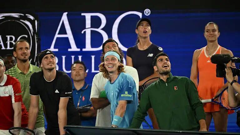 【多图回顾】澳网有自己的“全明星” ：杰伦上演一动不动、辛纳阿卡观赛化身表情帝