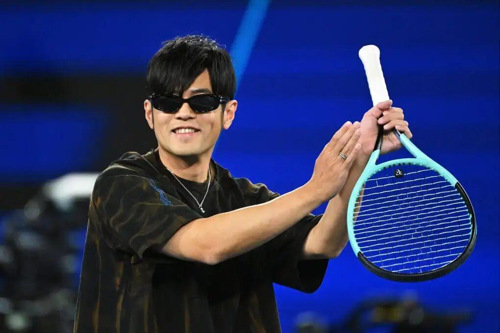 【多图回顾】澳网有自己的“全明星” ：杰伦上演一动不动、辛纳阿卡观赛化身表情帝