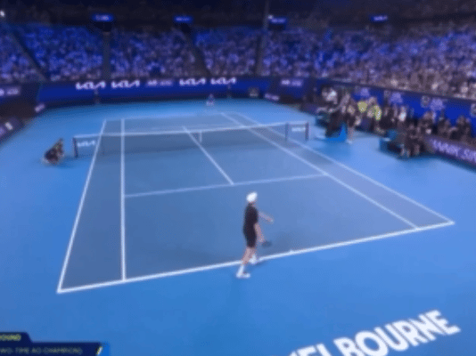 【多图回顾】澳网有自己的“全明星” ：杰伦上演一动不动、辛纳阿卡观赛化身表情帝