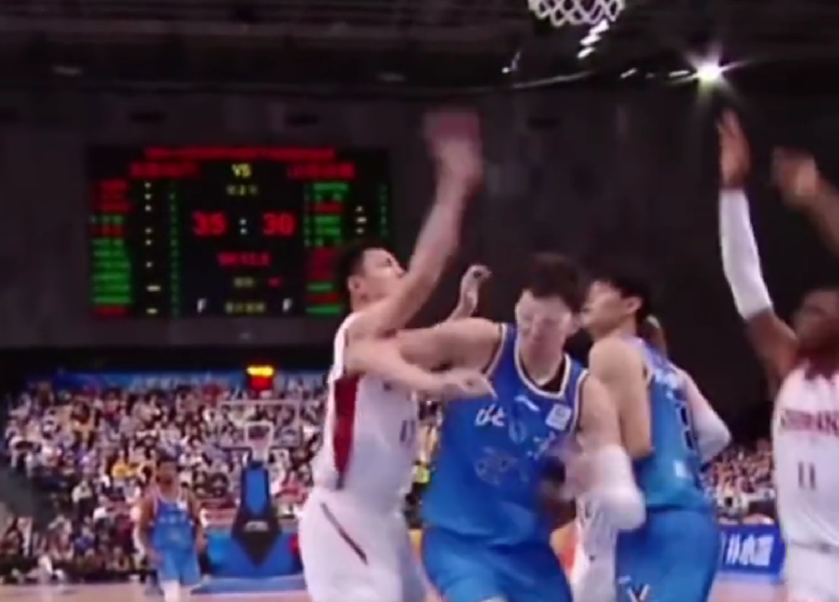 开云注册入口-暴怒!周琦篮下进攻被焦海龙盖帽打中头部,气得摘下护目镜怒怼对方