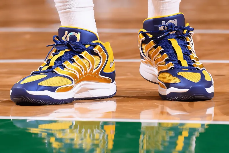 开云在线-西亚卡姆穿着蓝金色KD18，空砍32分10篮板4助攻