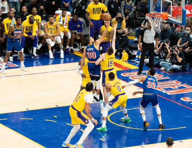 开云在线-【现场】湖人球迷入侵湾区 汤普森末节爆发捍卫主场