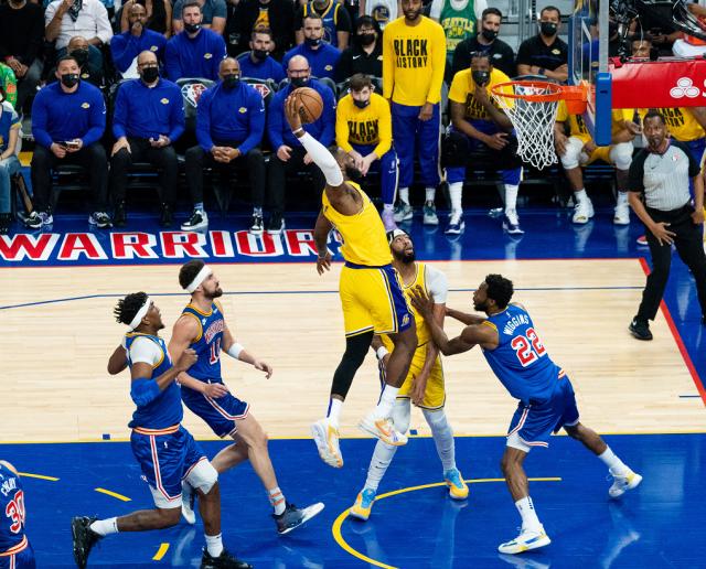 开云在线-【现场】湖人球迷入侵湾区 汤普森末节爆发捍卫主场