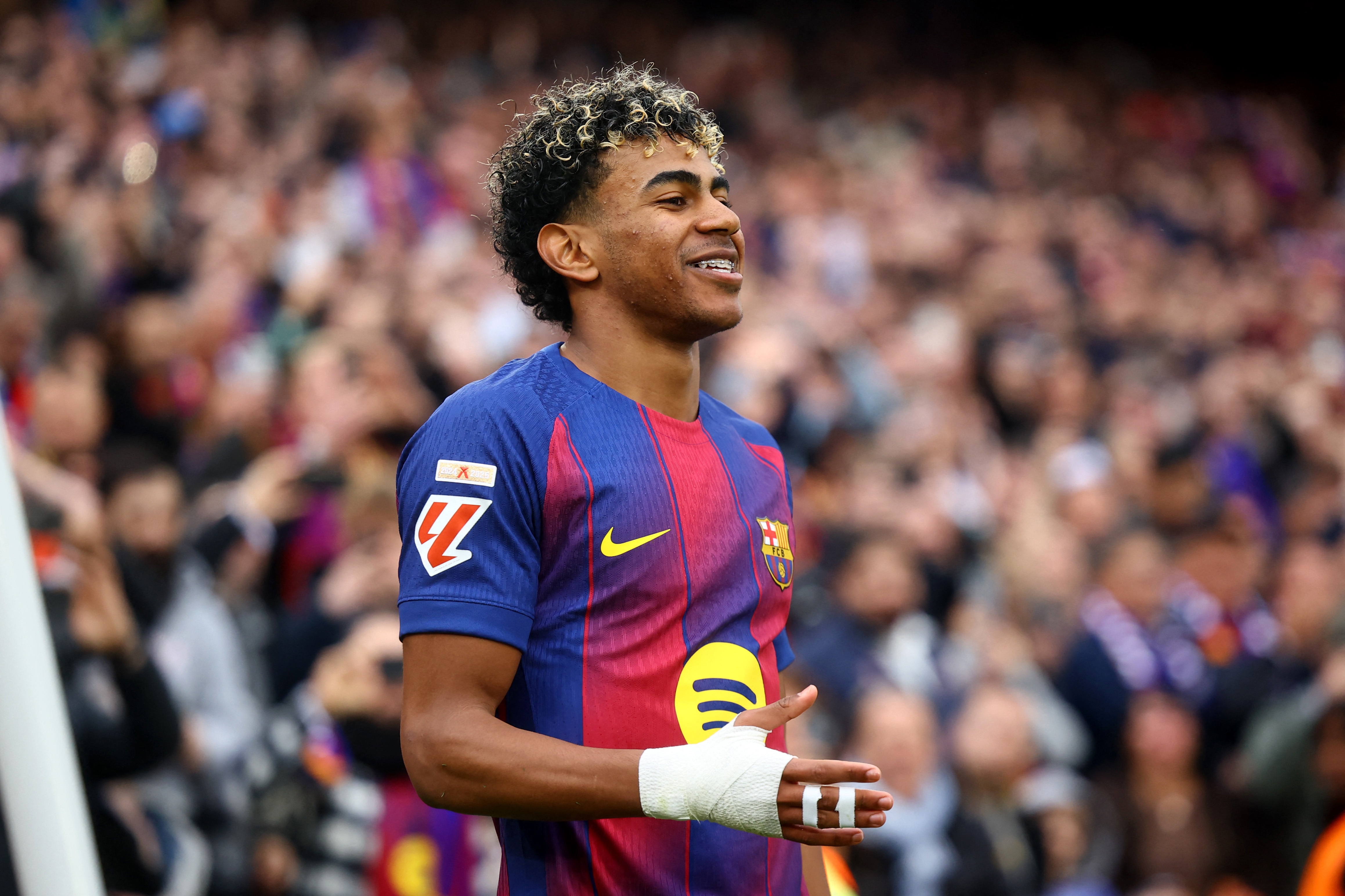 开云在线-球迷票选巴萨2月最佳时刻：亚马尔战黄潜帽子戏法当选