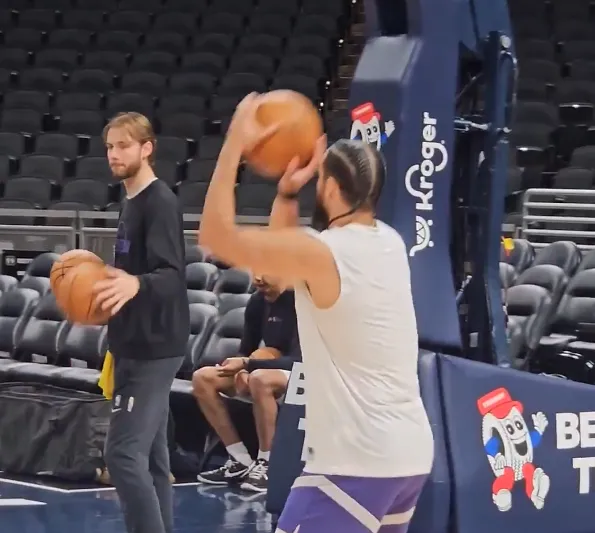 开云登录-恢复神速！狄龙目前已经拆掉石膏，今日可以完成投篮训练