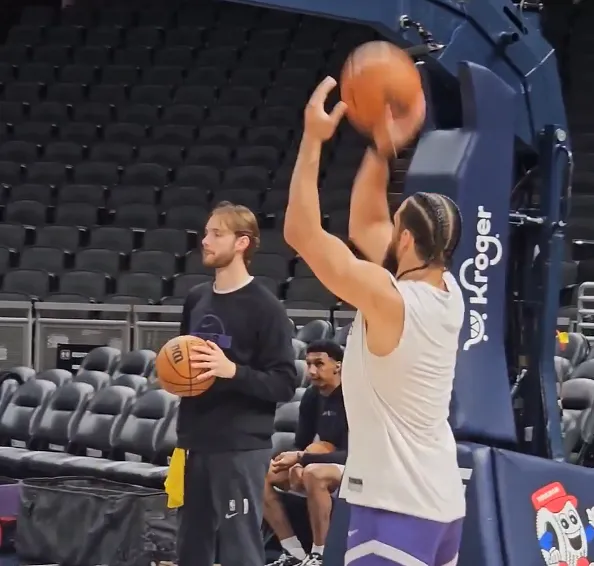 开云登录-恢复神速！狄龙目前已经拆掉石膏，今日可以完成投篮训练