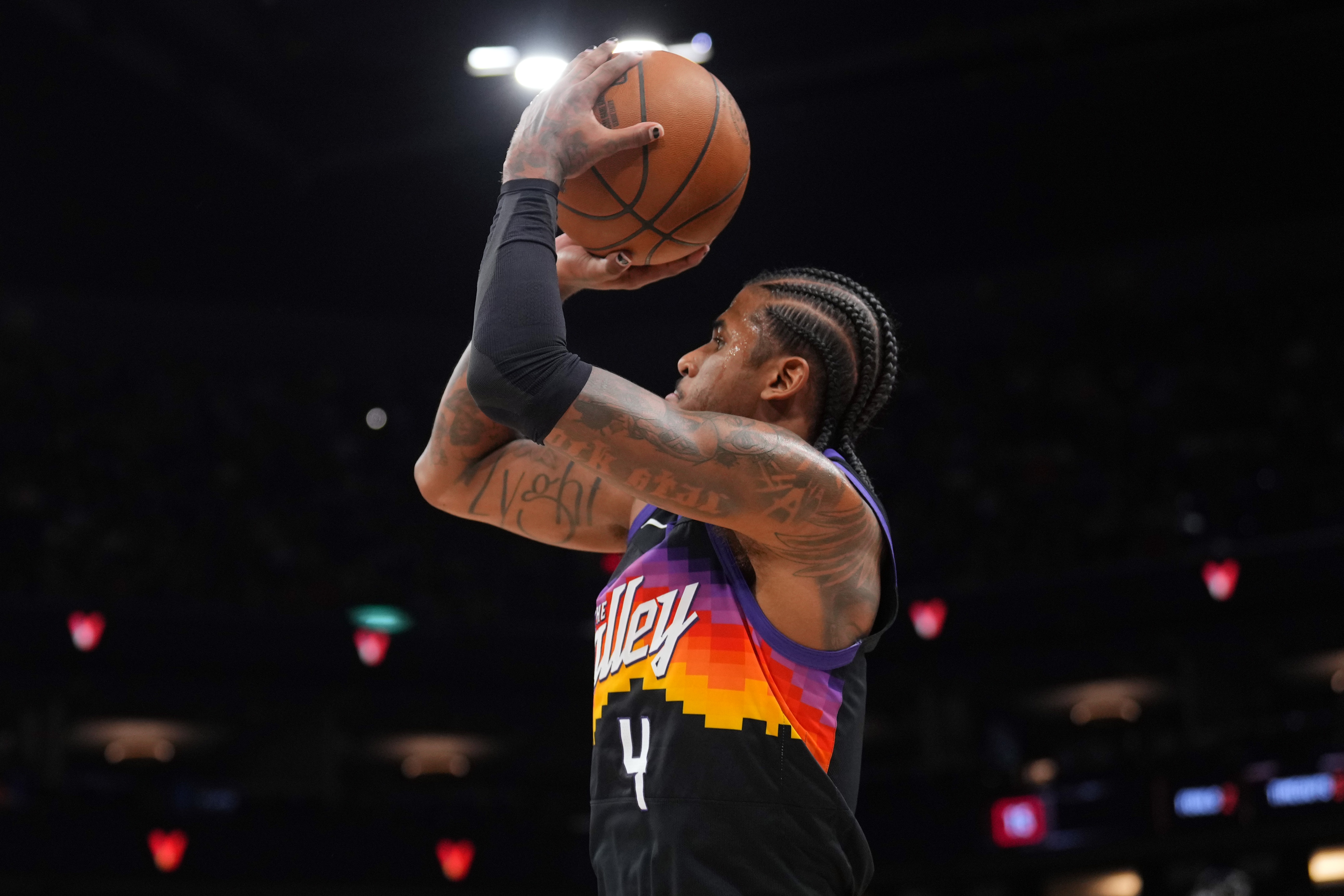 开云在线-布克：杰伦·格林开场为我们定下比赛基调 直接拉开了场上空间