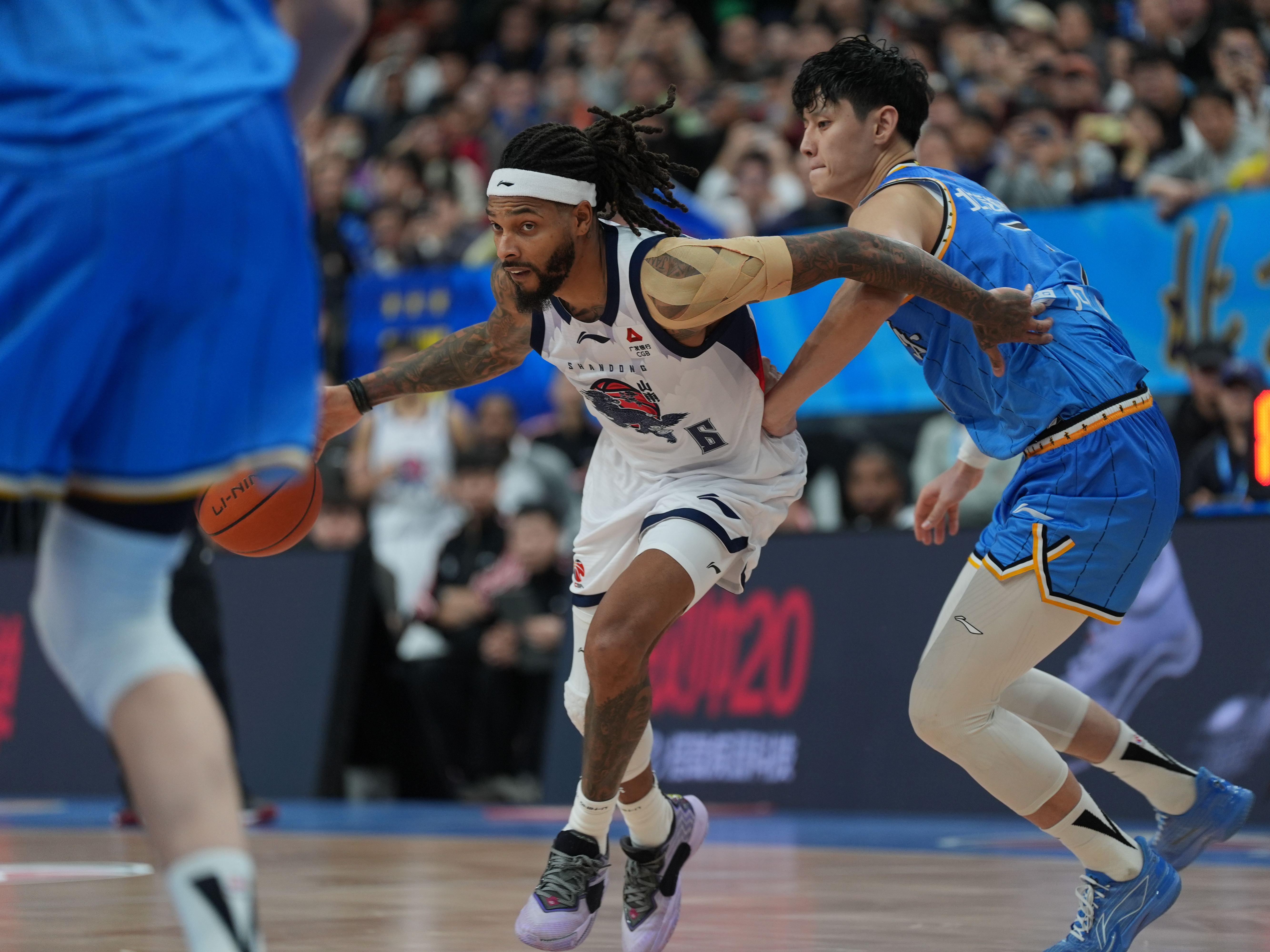 山东男篮挑战卫冕冠军，可有破敌之策？新外援首秀还要推迟