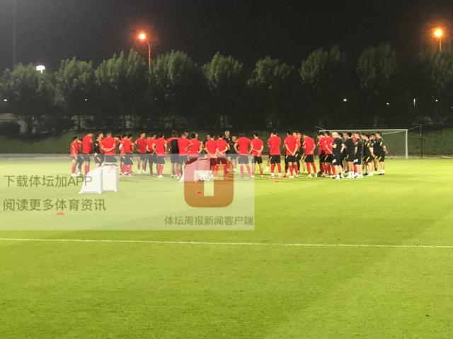 国足全员出勤备战中日大战 李铁与池忠国单独交流