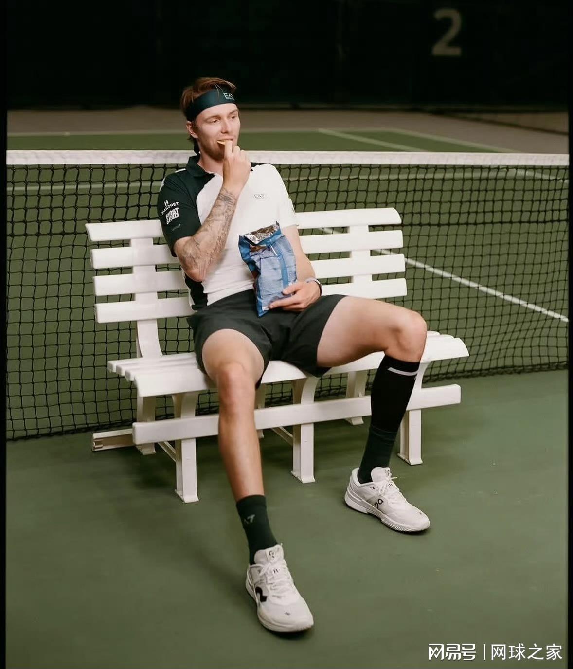 开云体育下载-惊魂迪拜：布勃利克航班刚过伊朗目睹空袭新闻，梅总被迫滞留