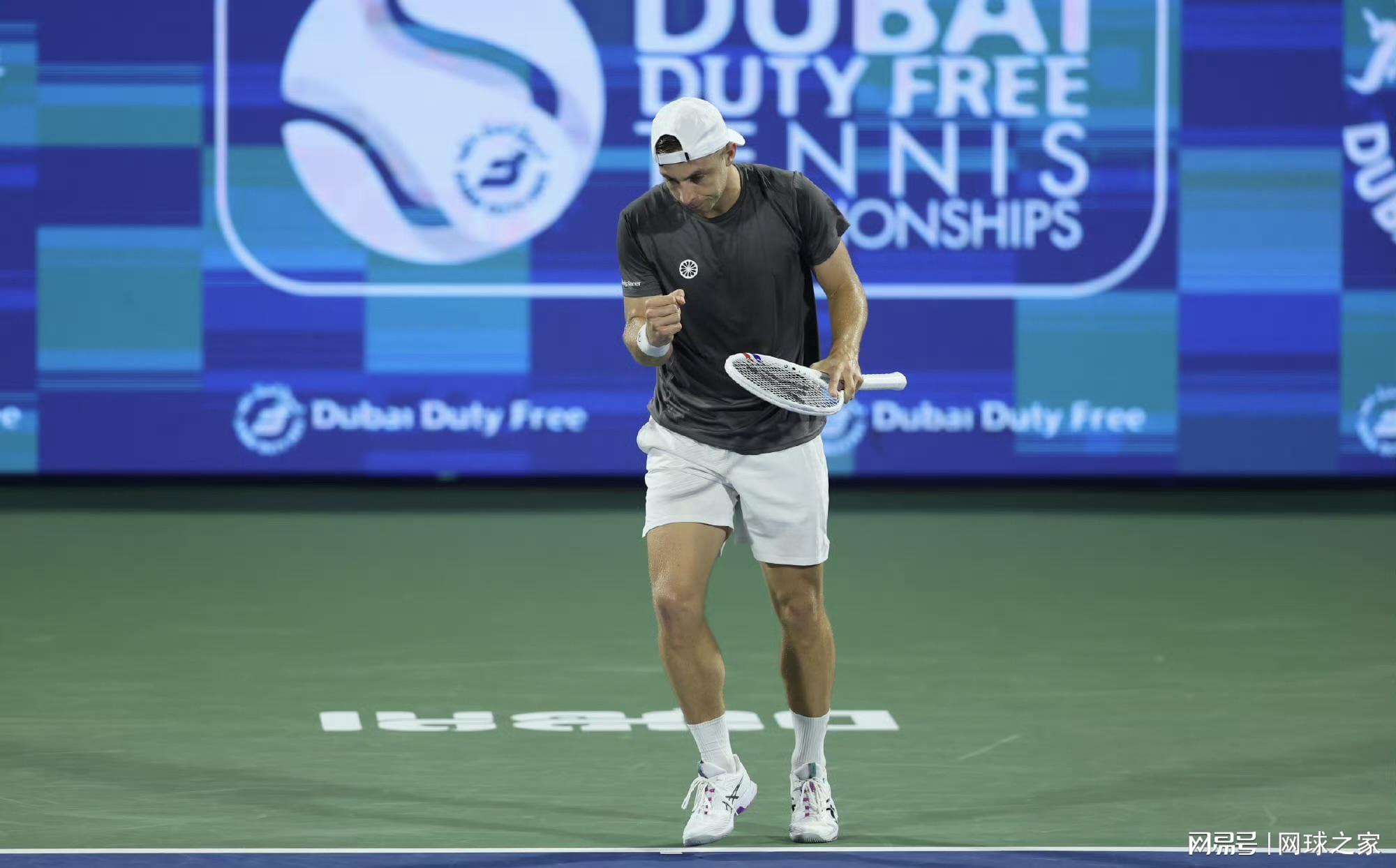 开云体育下载-惊魂迪拜：布勃利克航班刚过伊朗目睹空袭新闻，梅总被迫滞留