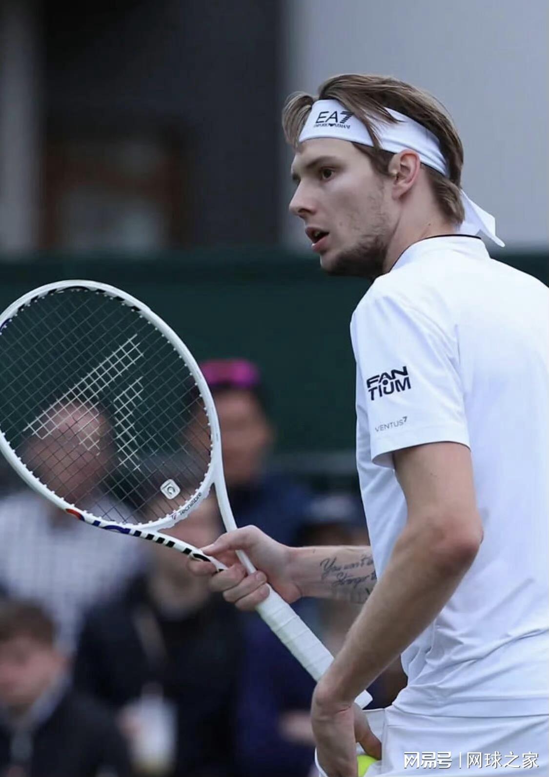 开云体育下载-惊魂迪拜：布勃利克航班刚过伊朗目睹空袭新闻，梅总被迫滞留