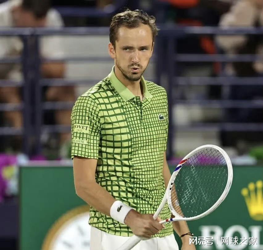 开云体育下载-惊魂迪拜：布勃利克航班刚过伊朗目睹空袭新闻，梅总被迫滞留