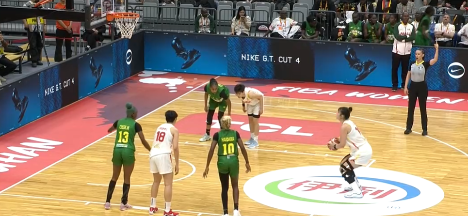 开云体育下载-中国女篮81-68！李月汝戴护膝原因曝光，媒体人：韩旭作用比她大